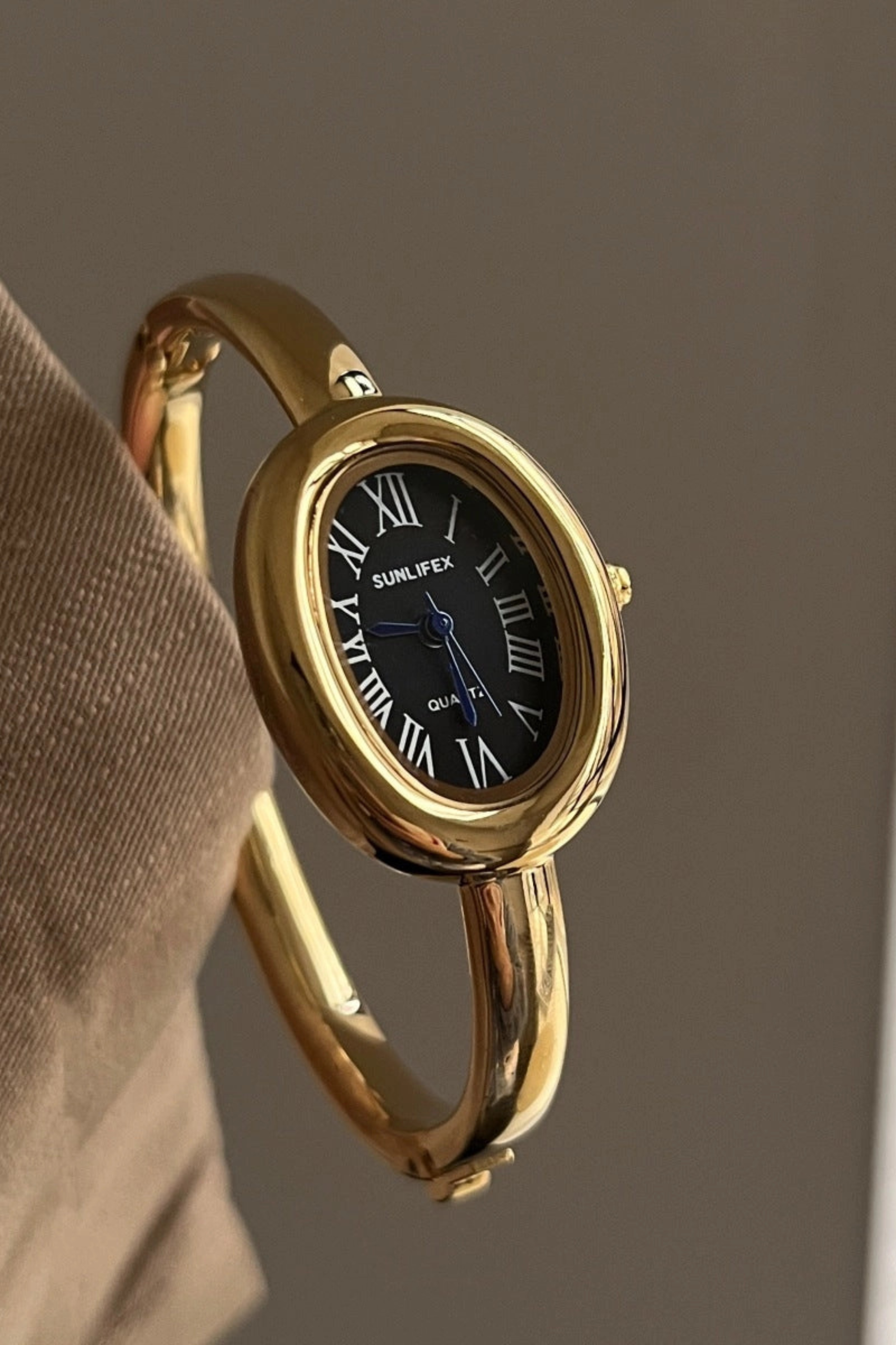 Oval Dial Gold Wrist Watch - Black & Gold