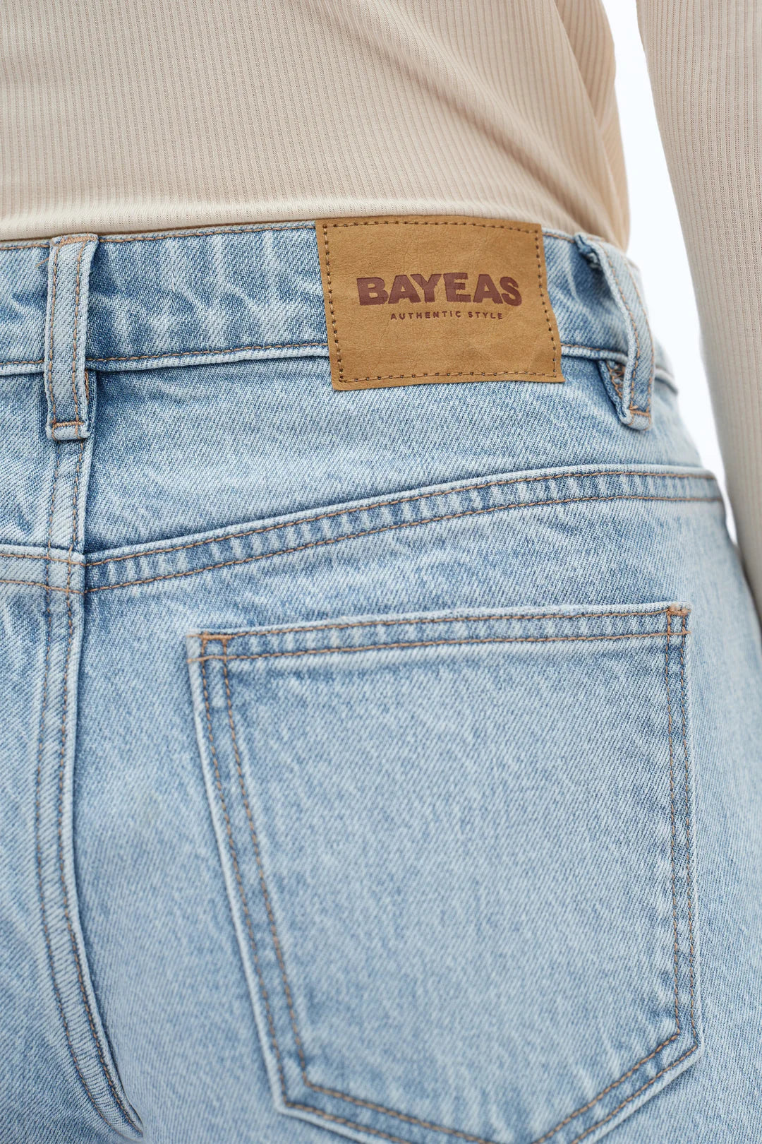 Mid Rise Barrel Leg Jeans - Light Blue